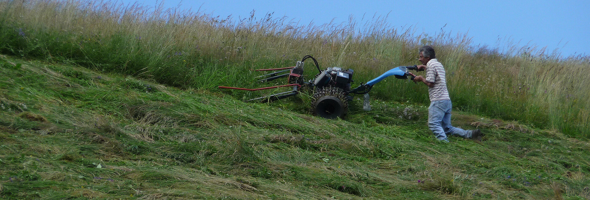 [Translate to Italienisch:] Mähen im Steilgelände