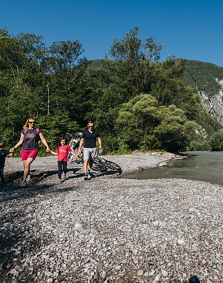 La famiglia gioca in riva al mare