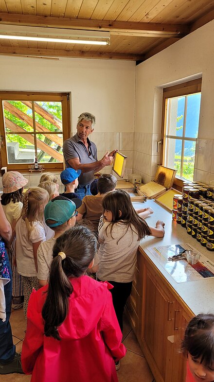 Nella sala di centrifugazione viene spiegata la preparazione dei nuovi favi.