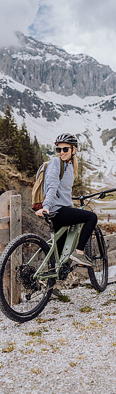 Escursione in mountain bike sull'alpe