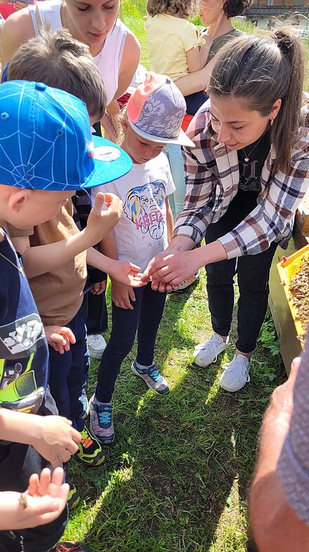 I bambini tengono in mano dei droni